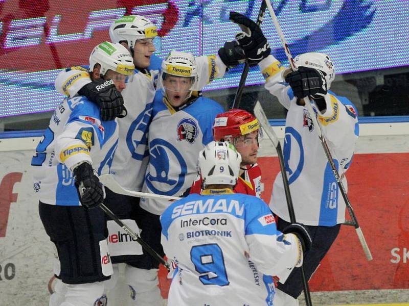 Hokejisté Plzně se radují z gólu proti Třinci.