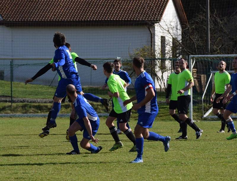 I. B třída, skupina B (15. kolo): SK Bolešiny (na snímku fotbalisté v modrých dresech) - TJ Sokol Štěnovice (zelení) 4:0.