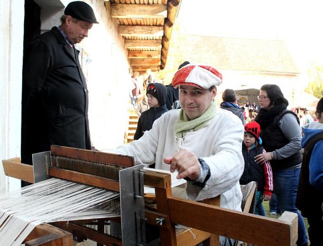 Tkadlec Jan Souček při práci.