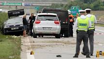 Čtvrteční tragická nehoda na 101. kilometru dálnice D5 si vyžádala život 24letého řidiče modrého peugeotu