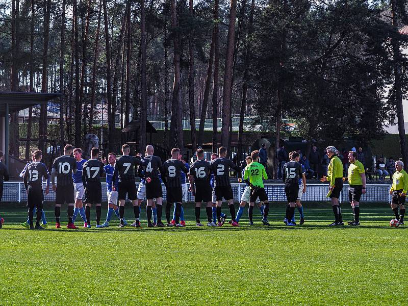 21. kolo KPM: TJ Zruč (modří) - FK Okula Nýrsko 1:2.