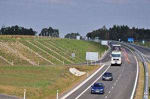 Nová čtyřproudá silnice ulevila především obci Horní Lukavice. Příští rok má začít stavba obchvatu Přeštic