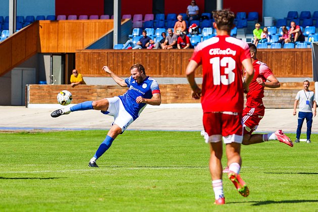 Fotbalisté SK Petřín Plzeň (na archivním snímku hráči v červených dresech) remizovali v přípravném utkání s kombinovaným týmem béčka a staršího dorostu Viktorie Plzeň 3:3.