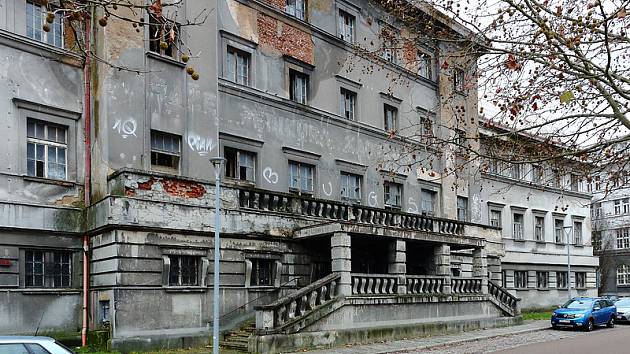Bývalé Městské lázně na Denisově nábřeží v Plzni jsou v dezolátním stavu. Plzeňský kraj připravuje jejich proměnu na kulturní centrum.
