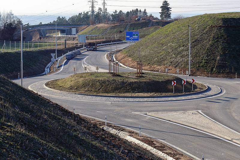 Městský obchvat Západní okruh je hotový. Podívejte se, jak nejdůležitější dopravní stavba posledních let v Plzni vypadá. Celou jsme ji projeli a pořídili pro vás tyto fotografie a videa.