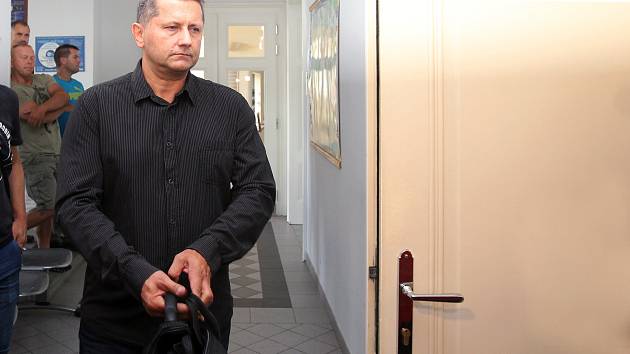 Obžalovaný policista Vladimír Slavotínek, zástupce velitele krajské zásahové jednotky PČR stanul před  Okresním soudem Plzeň - město.