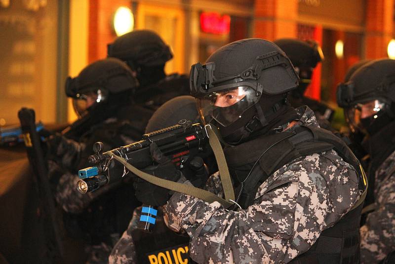 Taktické cvičení, při kterém policisté zneškodňovali teroristy, se konalo v noci ze středy na čtvrtek v obchodním centru Olympia Plzeň.