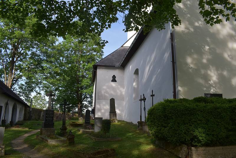 Kostel sv. Mořice na Mouřenci u Annína.
