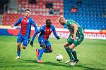 Viktoria Plzeň (červenomodrá) - Bohemians Praha. Plzeňský Joel Kayamba (uprostřed) a Pavel Bucha (vlevo).