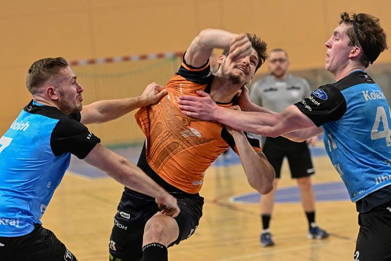 První čtvrtfinále play-off extraligy házenkářů ovládl Talent tým Plzeňského kraje, který v pátek porazil doma SKKP Handball Brno 33:25. 