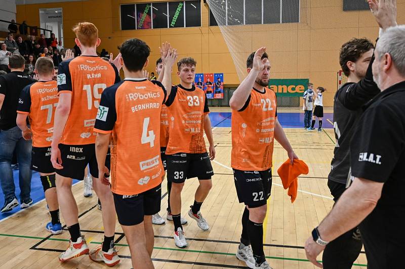 První čtvrtfinále play-off extraligy házenkářů ovládl Talent tým Plzeňského kraje, který v pátek porazil doma SKKP Handball Brno 33:25. 