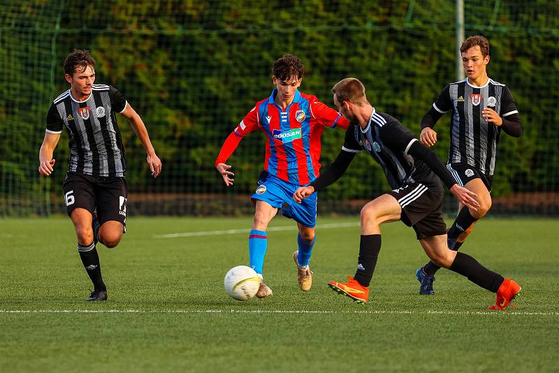 9. kolo ČLD U19: FC Viktoria Plzeň U19 B (na snímku fotbalisté v červenomodrých dresech) - SK Dynamo České Budějovice U19 B 3:0 (1:0).