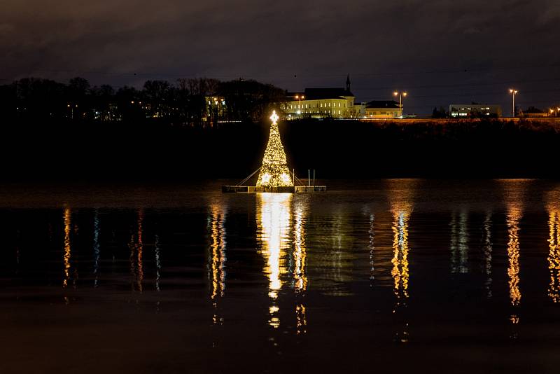 Plovoucí vánoční strom na Borské přehradě.