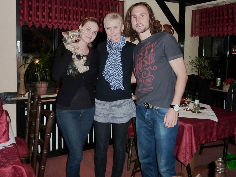 Německý jazyk pilovala plzeňská učitelka Jana Chvojková (uprostřed) se svými žáky, fotbalistou Wolfsburgu Petrem Jiráčkem a jeho přítelkyní Lindou, i v průběhu večeře v hotelové restauraci, kde mladý pár bydlel