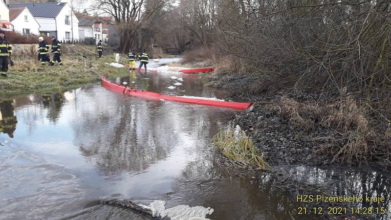 Únik nebezpečné látky do potoka v Lelově.