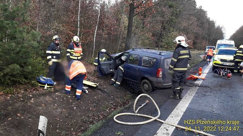 Nehoda auta mezi Plasy a Hadačkou.