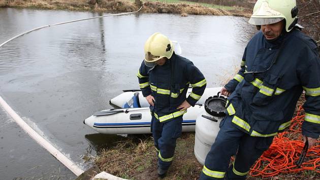 Zatím neznámá látka unikla v pondělí po půl osmé ráno do řeky Mže v Radčicích u Plzně. Hasiči ihned připravili nornou stěnu