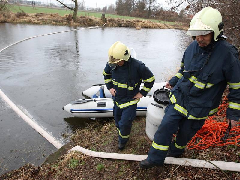 Zatím neznámá látka unikla v pondělí po půl osmé ráno do řeky Mže v Radčicích u Plzně. Hasiči ihned připravili nornou stěnu