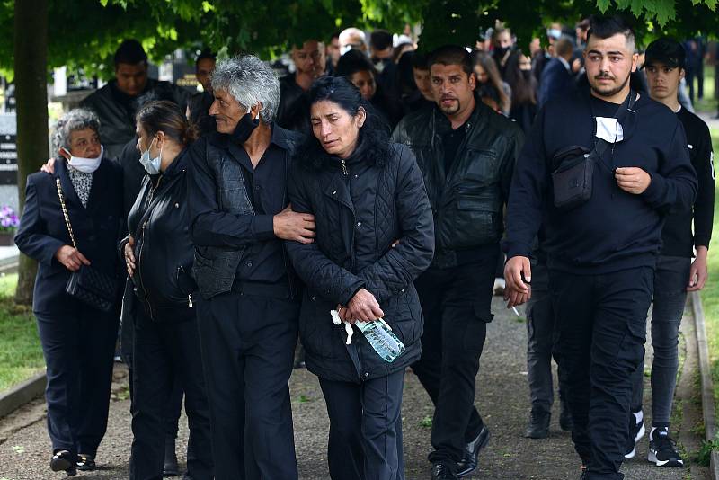 Rodina a blízcí se v pátek rozloučili s oběťmi tragické dopravní nehody osobního auta a vlaku u Kamenného Újezdu na Plzeňsku. Poslední rozloučení proběhlo na hřbitově v Nýřanech.