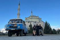Parta pěti kamarádů z Nýřan a Staňkova, kteří se seznámili na závodech v autokrosu, dojeli starou Škodovkou a historickým Roburem až k hoře Ararat v Turecku.