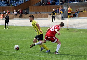 Z archivu Deníku: 21. kolo FORTUNA divize A 2021/2022: SK Petřín Plzeň (červení) - FK ROBSTAV Přeštice (hráči ve žlutých dresech) 1:4 (1:2).