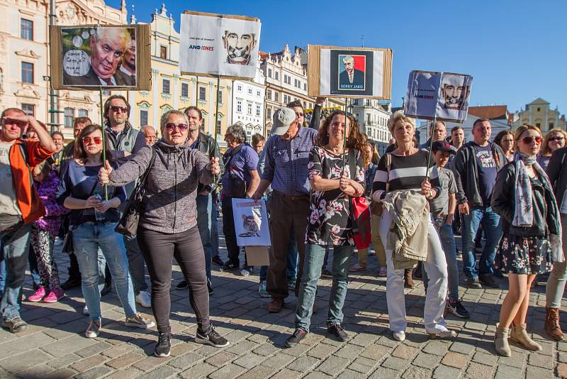 Proč? Proto! Demonstrace proti Miloši Zemanovi a Andreji Babišovi na náměstí Republiky v Plzni