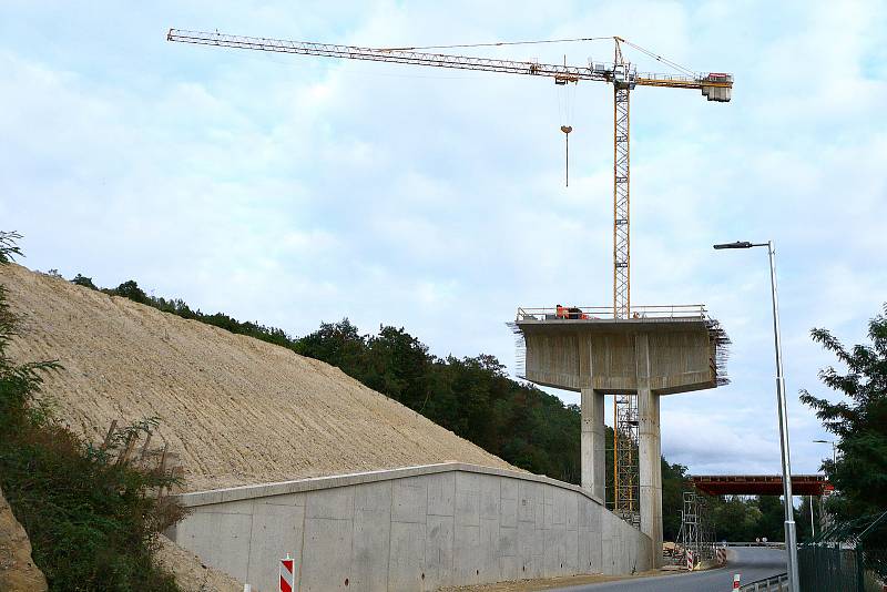 Západní okruh - komunikace propojující Domažlickou a Karlovarskou silnici, navržena v dvoupruhovém uspořádání o celkové délce 5,9 km. Ve výstavbě je II. etapa z Křimic na Košutku. Zároveň jsou budovány nové cyklostezky i biokoridory pro přechod zvěře.