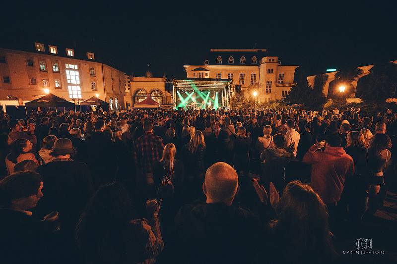 Při prvním dni festivalu Dej více Plzni na podporu mezigeneračního centra TOTEM se nádvoří Plzeňského Prazdroje 6. září zaplnilo hned dvakrát. Odpoledne při představení Divadla Spejbla a Hurvínka a večer při koncertu dua Jiří Krhut a Štěpán Kozub.