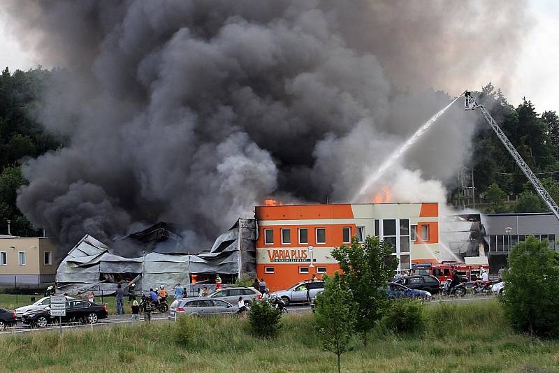 Požár ve firmě Varia Plus v Plzni-Liticích