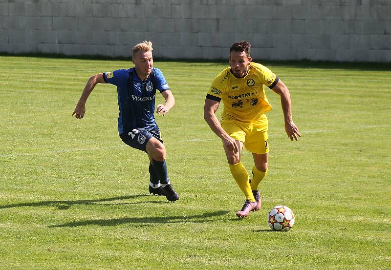 Fotbalisté FK ROBSTAV Přeštice (na snímku hráči ve žlutých dresech z podzimního utkání proti Domažlicím).