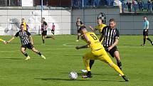 8. kolo FORTUNA ČFL, skupina A: FK Admira Praha - FK ROBSTAV Přeštice (na snímku fotbalisté ve žlutých dresech) 1:1 (0:1).