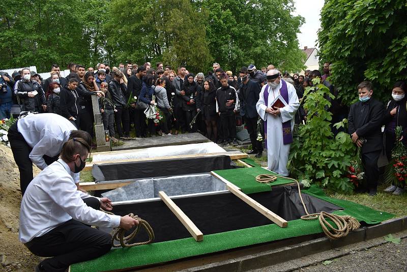 Rodina a blízcí se v pátek rozloučili s oběťmi tragické dopravní nehody osobního auta a vlaku u Kamenného Újezdu na Plzeňsku. Poslední rozloučení proběhlo na hřbitově v Nýřanech.