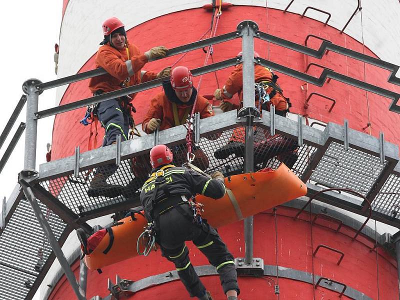 Lezecká skupina hasičů si ve středu prověřila své schopnosti při cvičení záchrany technika z komínu výtopny