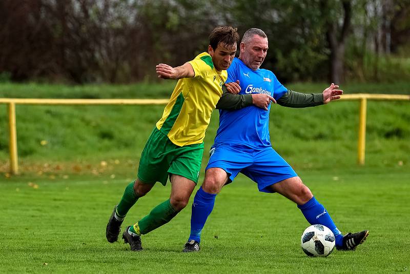 Na jihu Plzeňska podlehly Lužany (na snímku ve žlutých dresech) Dvorci vysoko 0:6 (v modrém).