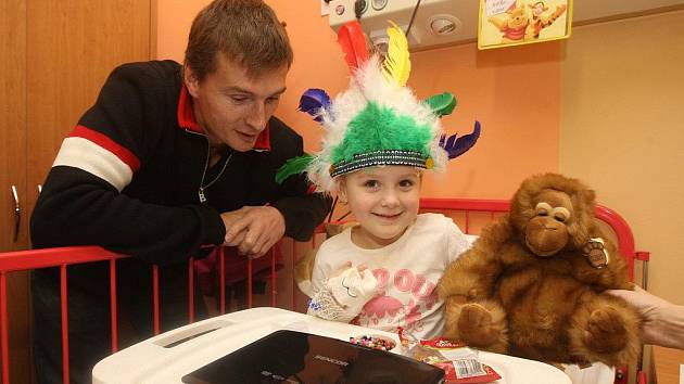 Plzeňští indiáni navštívili děti hospitalizované ve FN Plzeň
