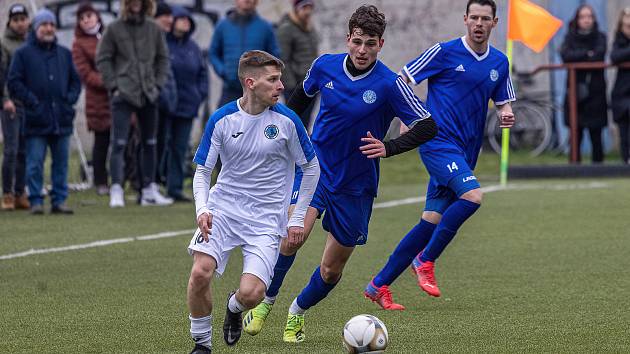 Fotbalisté FC Křimice (na archivním snímku hráči v bílých dresech) nezvládli šlágr s Horšovským Týnem a prohráli 1:4.