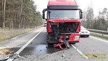 Střet kamionu s osobním autem mezi Plzní a Sulkovem.