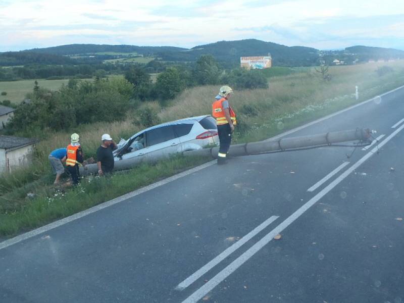 Auto u Přeštic vyjelo ze silnice a přerazilo sloup