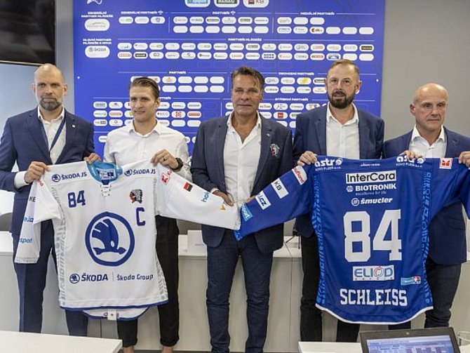 Dresy pro nadcházející sezonu představili na tiskové konferenci (zleva) Milan Kosař, Jan Schleiss, Petr Kořínek, Jan Šmucler a Martin Straka.