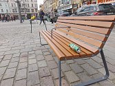 V centru města se začínají postupně objevovat nové lavičky. Ve středové části mají kovovou opěrku, zabraňující využití lavičky jako lehátka pro bezdomovce
