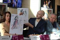 Kostýmní výtvarnice Dana Haklová a šéf plzeňské opery Tomáš Pilař ukazují návrhy kostýmů k Veselé vdově. Vpravo je režisér inscenace a ředitel DJKT Martin Otava.