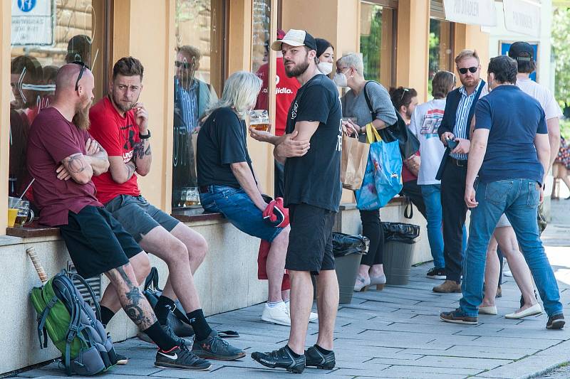 Také v Plzni lidé obsadili zahrádky před oblíbenými podniky. Vláda přitom jejich otevření povolila až od 17. května.