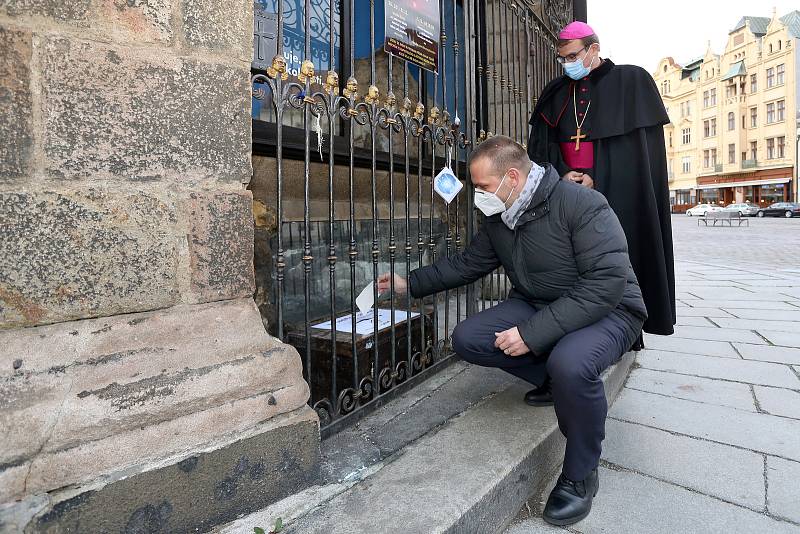 V rámci vzpomínková akce Svíce pro naše zemřelé v úterý odpoledne vhodili u Andělíčka na náměstí Republiky v Plzni „svůj“ lísteček se jmény a prosbou společně primátor města Plzně Martin Baxa s plzeňským biskupem Tomášem Holubem. Biskup předá lístečky mni