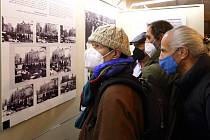 Transporty židovského obyvatelstva z Plzeňska do ghetta Terezín v lednu 1942 připomíná výstava v mázhauzu radnice a v ulicích města. Ve třech velkých skupinách bylo deportováno 2 604 mužů, žen a dětí. Konce války se dožilo jen 204 z nich.