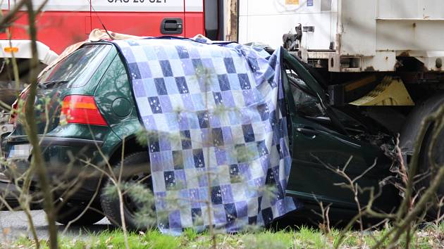 Středeční tragická nehoda na silnici z Plzně do Stříbra, osobní automobil skončil zaklíněný pod kamionem.