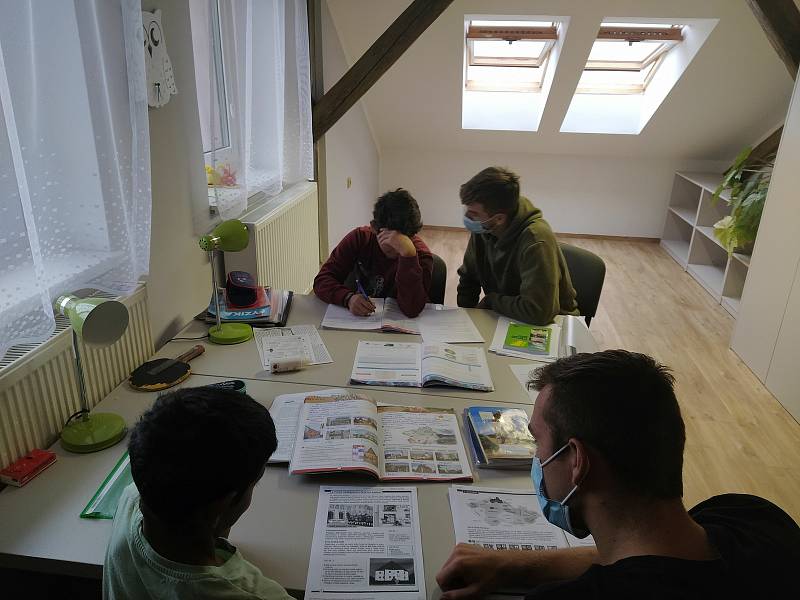 Studenti při učení s dětmi v dětském domově v Nepomuku.