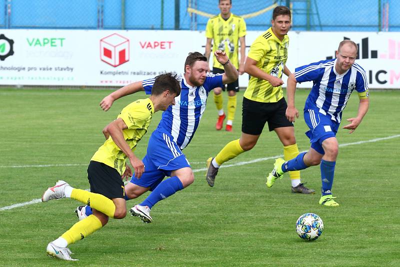 Z archivu Deníku: Fotbalisté rezervy TJ Jiskra Domažlice (v modrém) porazili na úvod jarní části krajského přeboru Baník Stříbro 7:0.