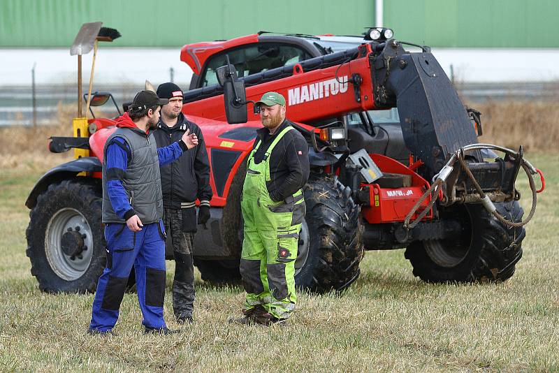 Zemědělci ze ZD v Třemošné se připojili k protestu proti změnám podmínek ve výplatě vládních dotací. S traktory s transparenty projeli do Kralovic a zpět. Naše fotografie jsou z Třemošné, Kaznějova a Plas na severním Plzeňsku.