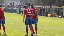 Fotbalisté FC Viktoria Plzeň B (na archivním snímku fotbalisté v červenomodrých dresech) vyhráli v Českých Budějovicích s béčkem SK Dynamo 3:0 a vyšvihli se na první místo ČFL.