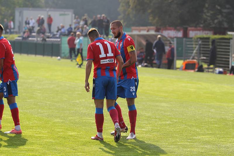 Fotbalisté FC Viktoria Plzeň B (na archivním snímku fotbalisté v červenomodrých dresech) vyhráli v Českých Budějovicích s béčkem SK Dynamo 3:0 a vyšvihli se na první místo ČFL.